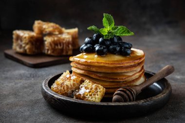 Yaban mersinli taze gözleme, bal ve nane, seçici odak ve sığ alan derinliği