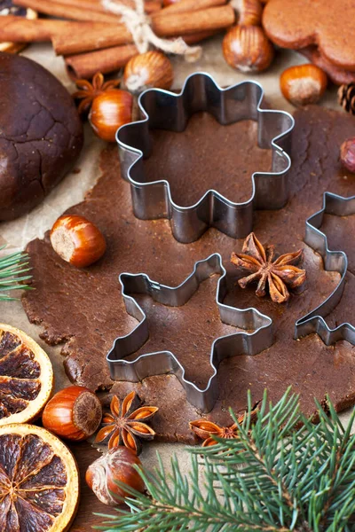 Peperkoek Kerstkoekjes Maken Met Een Metalen Snijder Gember Deeg Kerst — Stockfoto