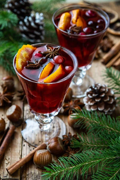 Vino Caliente Navidad Invierno Con Ingredientes Canela Arándanos Anís Naranjas —  Fotos de Stock