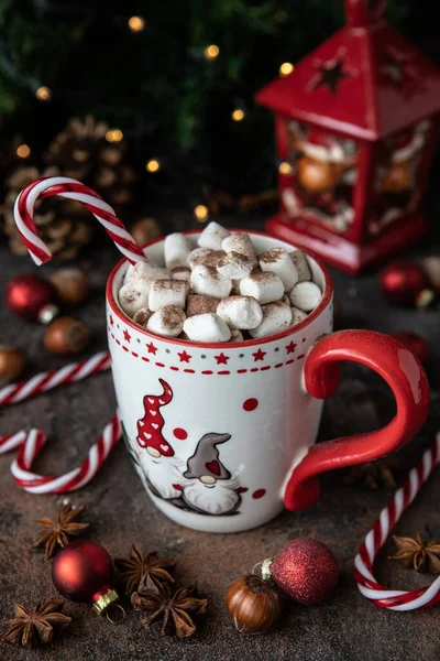 クリスマス休暇のための溶融したマシュマロとクリーミーなホットチョコレートのカップ 選択的な焦点でクローズアップ フィールドの浅い深さ — ストック写真