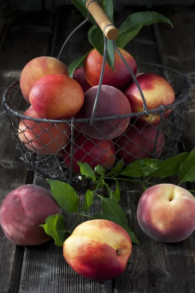 Cesta com nectarinas e pêssegos — Fotografia de Stock