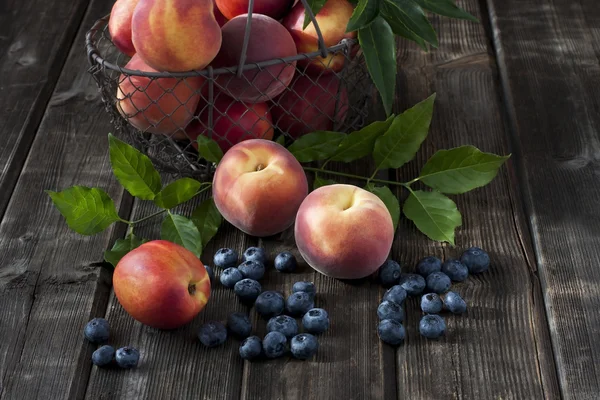 Basket with  nectarines and peaches — Stock Photo, Image