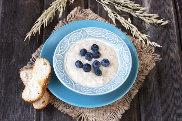 Bowl of oats porridge — Stock Photo, Image