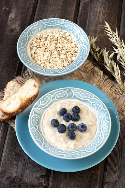 Bowl of oats porridge — Stock Photo, Image