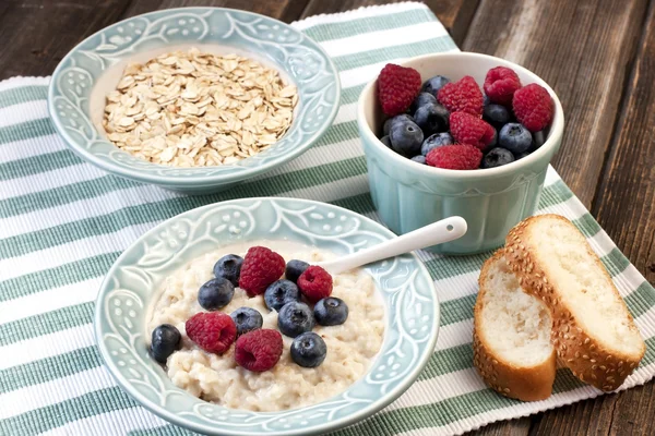 Hot delicious oatmeal and fresh berries — Stock Photo, Image