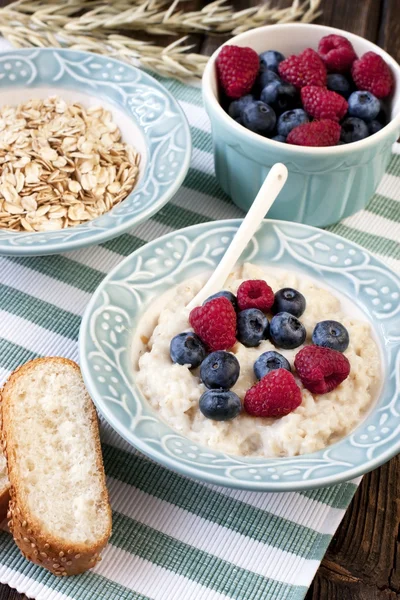 Leckerer Haferbrei mit frischen Blaubeeren und Himbeeren — Stockfoto