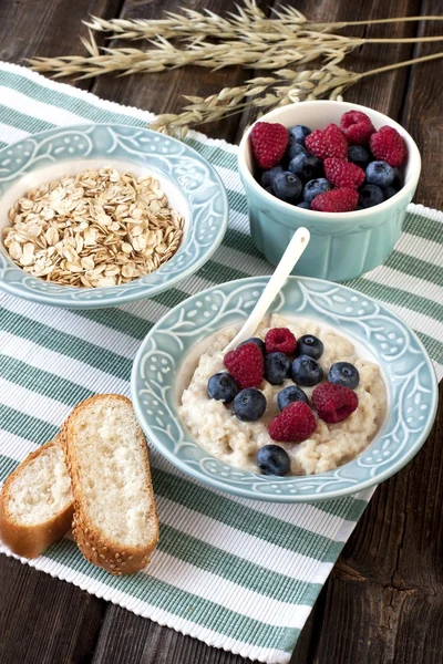 Delicious porridge with fresh blueberries and raspberries — Stock Photo, Image