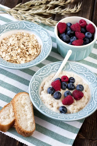 Delicious porridge with fresh blueberries and raspberries — Stock Photo, Image