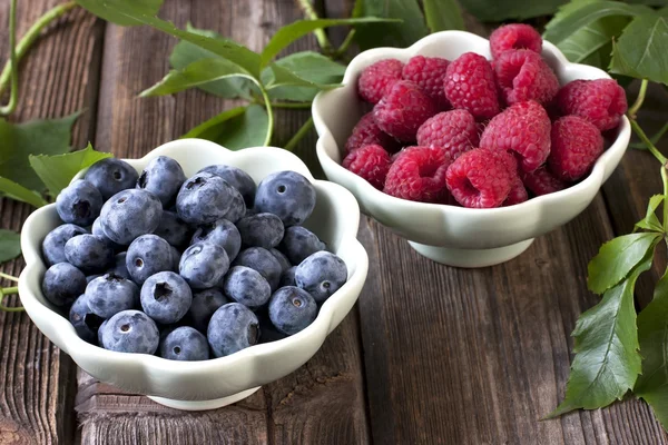 blueberry ahşap bir masa üzerinde bir kase ile Ahududu