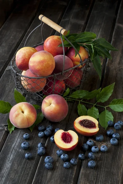 Cesta com nectarinas e pêssegos — Fotografia de Stock