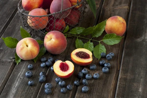 Panier avec nectarines et pêches — Photo