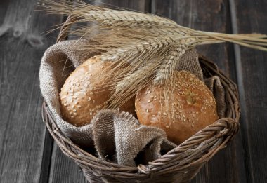 hasır sepet rustik masa üzerine buns