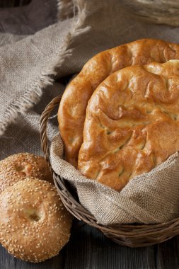 ürün yelpazesine Türk ekmeği ve buns ahşap tahta üzerinde