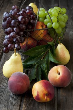 ahşap masa üzerinde olgunlaşmış meyve