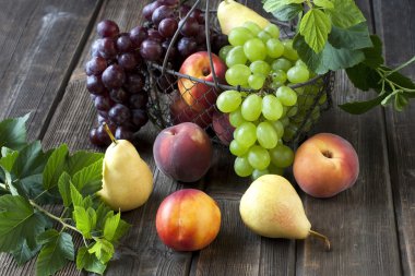 ahşap masa üzerinde olgunlaşmış meyve