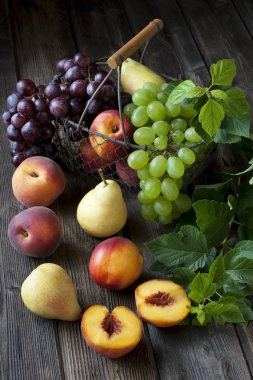 ahşap zemin üzerinde tatlı taze meyve