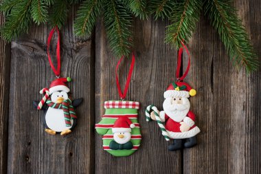 Ahşap arka planda noel süslemesi