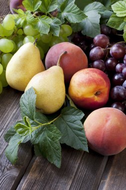 ahşap masa üzerinde olgunlaşmış meyve