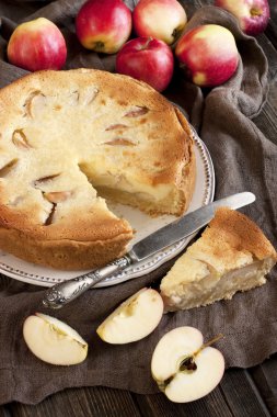 Elmalı tart tatlı yemeye hazır ev yapımı