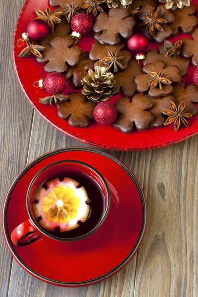 Galletas de Navidad y taza de té — Foto de Stock