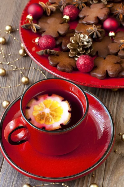 Galletas de Navidad y taza de té — Foto de Stock