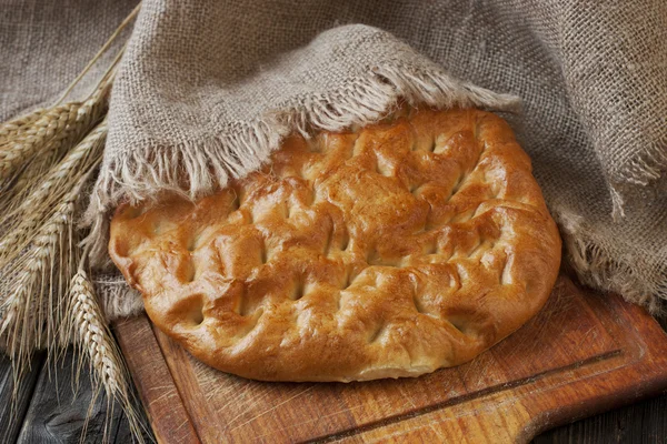 Nybakat traditionellt turkiskt bröd — Stockfoto