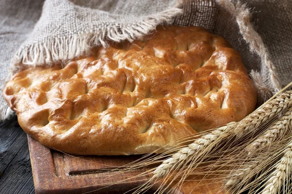 Nybakat traditionellt turkiskt bröd — Stockfoto