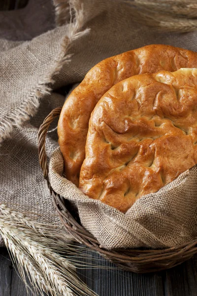 Baru dipanggang roti Turki tradisional — Stok Foto