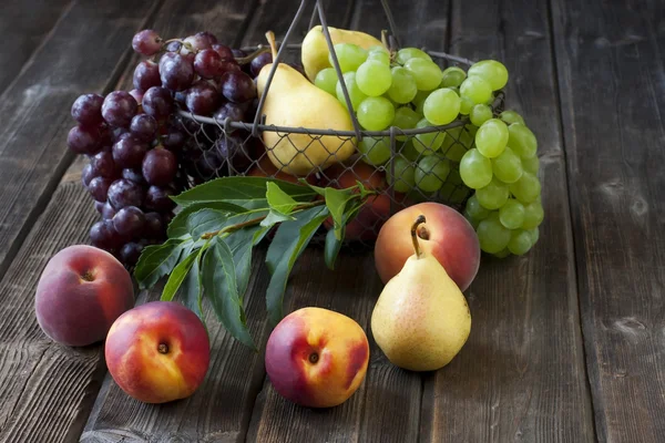 Groep van vers fruit op hout achtergrond — Stockfoto