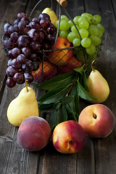 Grupo de frutas frescas em fundo de madeira — Fotografia de Stock