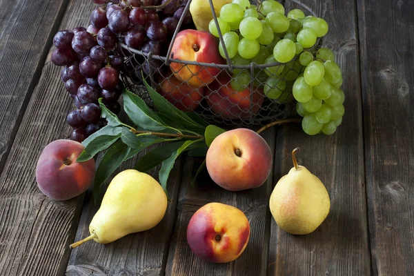 Frutos maduros na mesa de madeira — Fotografia de Stock