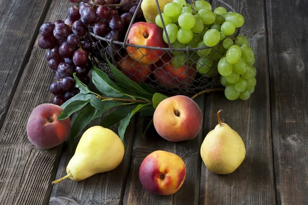 Buah matang di meja kayu — Stok Foto