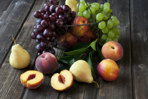 甜美新鲜的水果，木制的背景上 — 图库照片