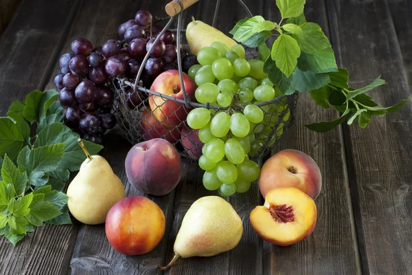 Rijpe vruchten op houten tafel — Stockfoto