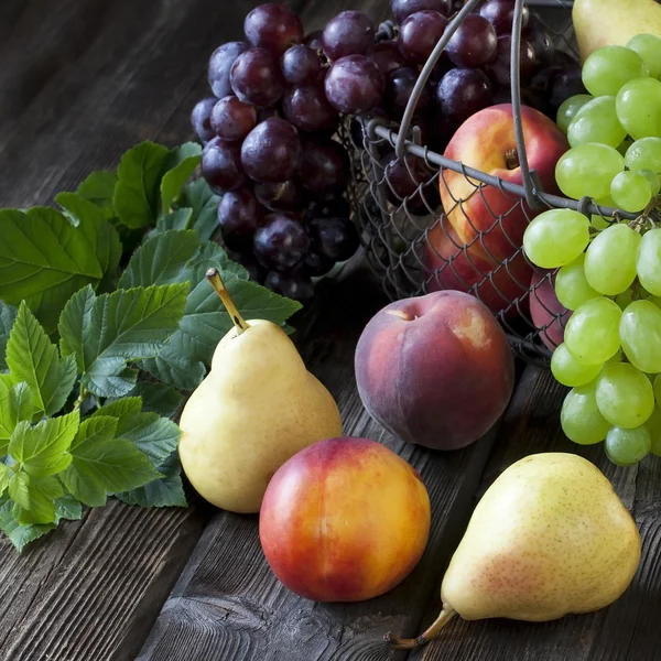 Söta färska frukter på trä bakgrund — Stockfoto