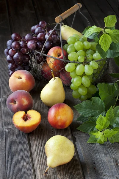 甜美新鲜的水果，木制的背景上 — 图库照片