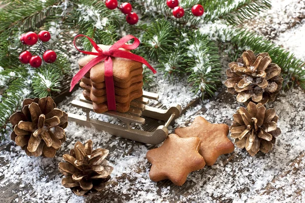 Biscoitos de gengibre de Natal com decoração festiva — Fotografia de Stock