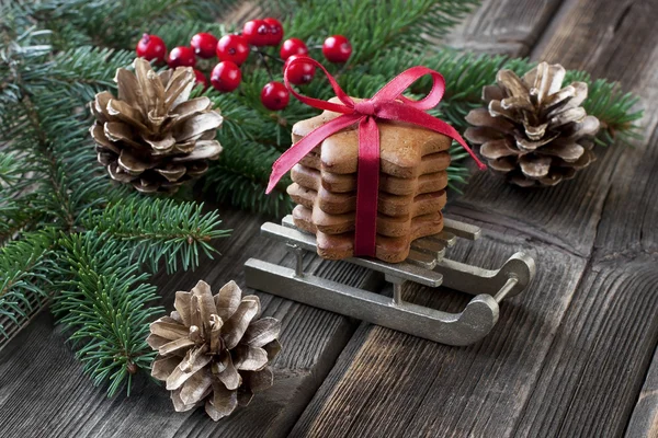 Galletas de jengibre de Navidad con decoración festiva —  Fotos de Stock