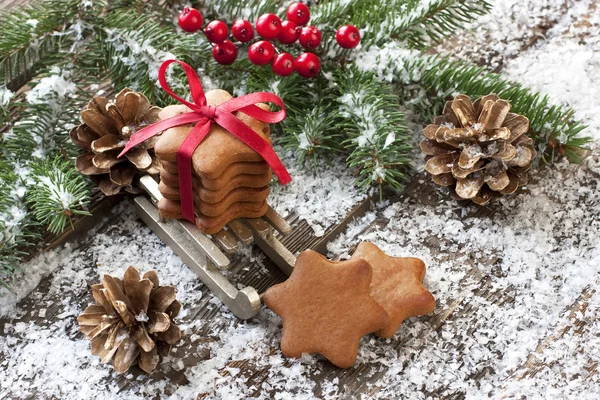 Biscotti di pan di zenzero di Natale con decorazione festiva — Foto Stock