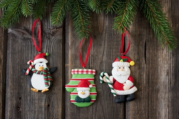 Decoración de Navidad sobre fondo de madera — Foto de Stock