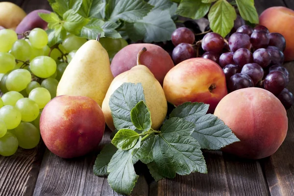 Frutas frescas doces em fundo de madeira — Fotografia de Stock
