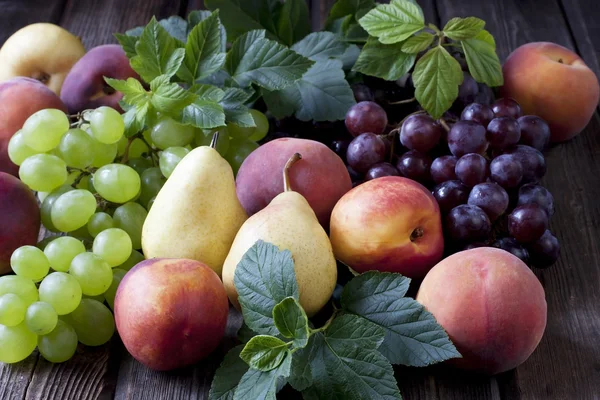 Söta färska frukter på trä bakgrund — Stockfoto