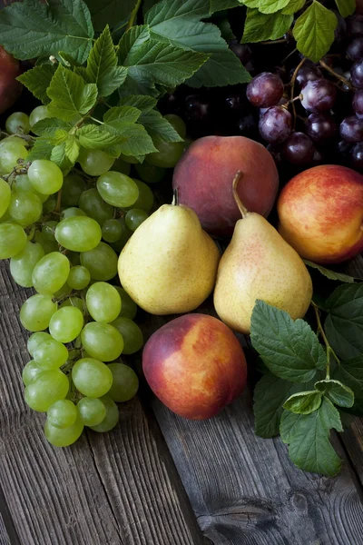 Frutas frescas doces em fundo de madeira — Fotografia de Stock