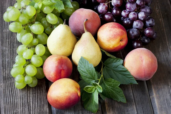 Frutas maduras sobre mesa de madera — Foto de Stock