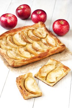 Tahta masada elmalı turta.