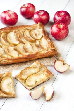 Tahta masada elmalı turta.