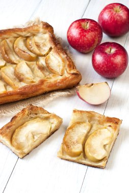 Tahta masada elmalı turta.