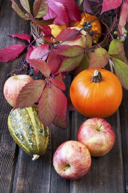 ahşap masa üzerinde taze kabak