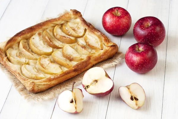 Tarta de manzana sobre mesa de madera — Foto de Stock