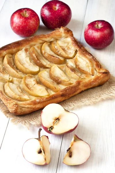 Tarta de manzana sobre mesa de madera — Foto de Stock